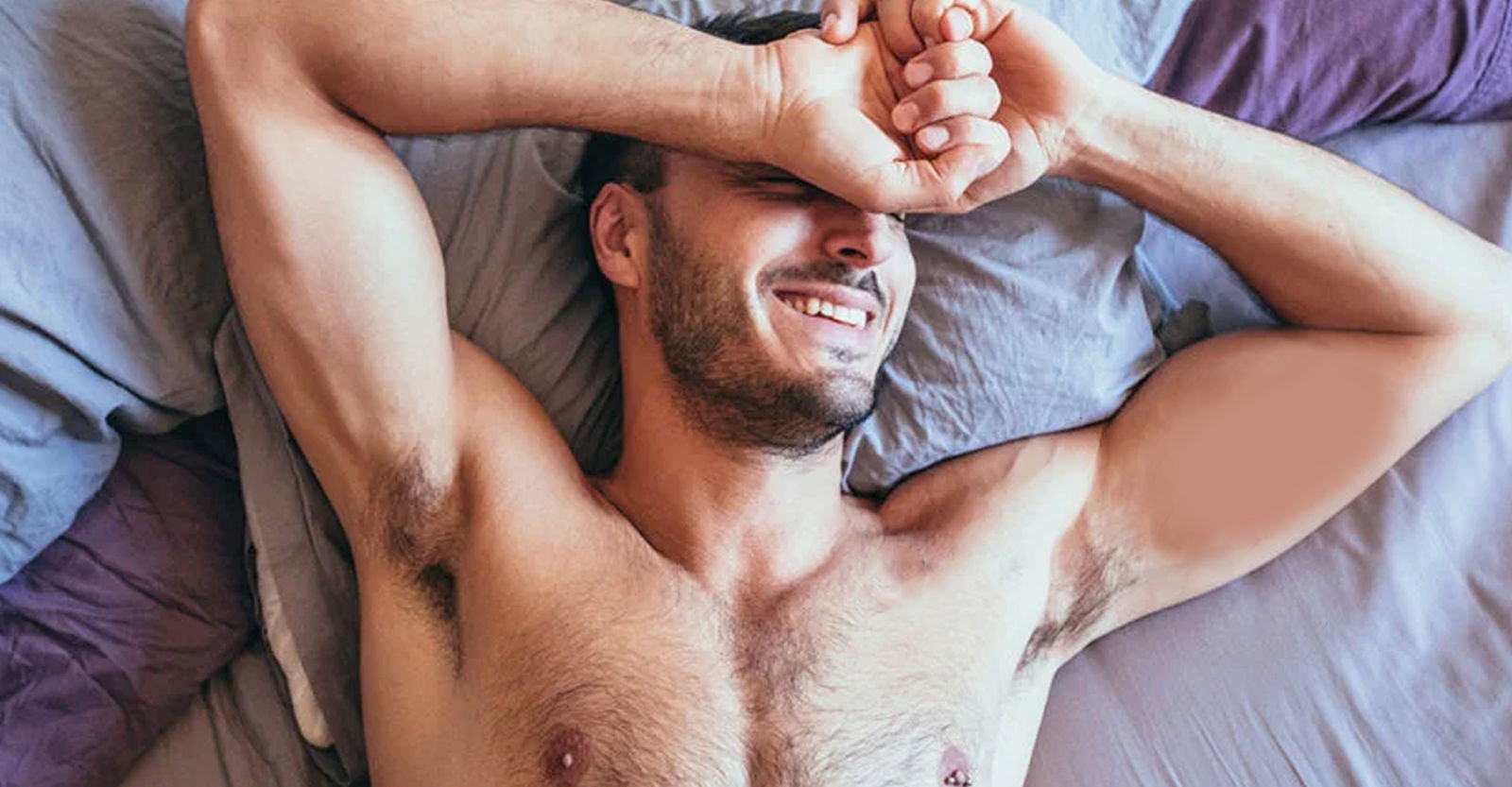 homme torse nu dans le lit