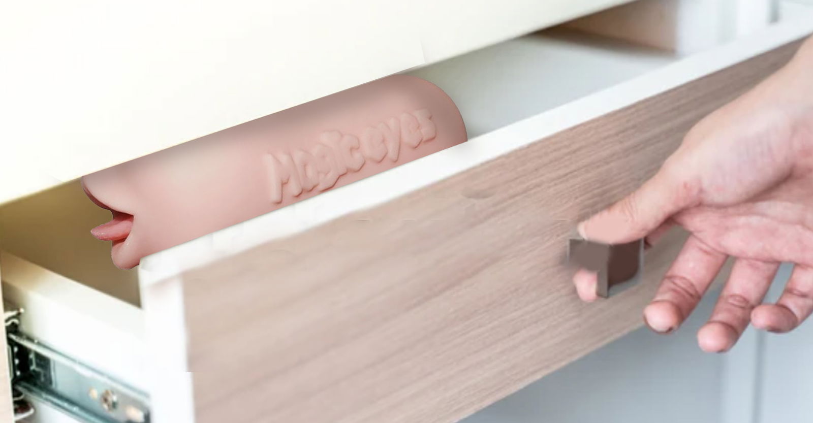 masturbateur onahole dans le tiroir de la table de nuit