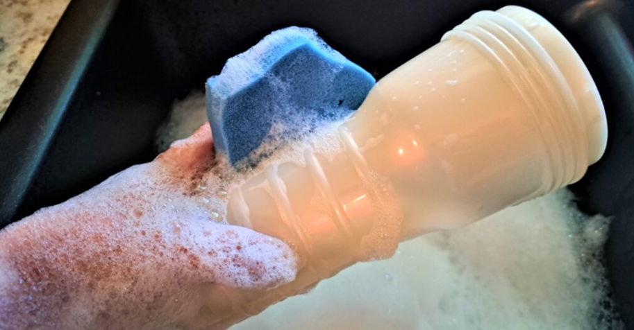 nettoyage d'une chatte de poche sous la peau